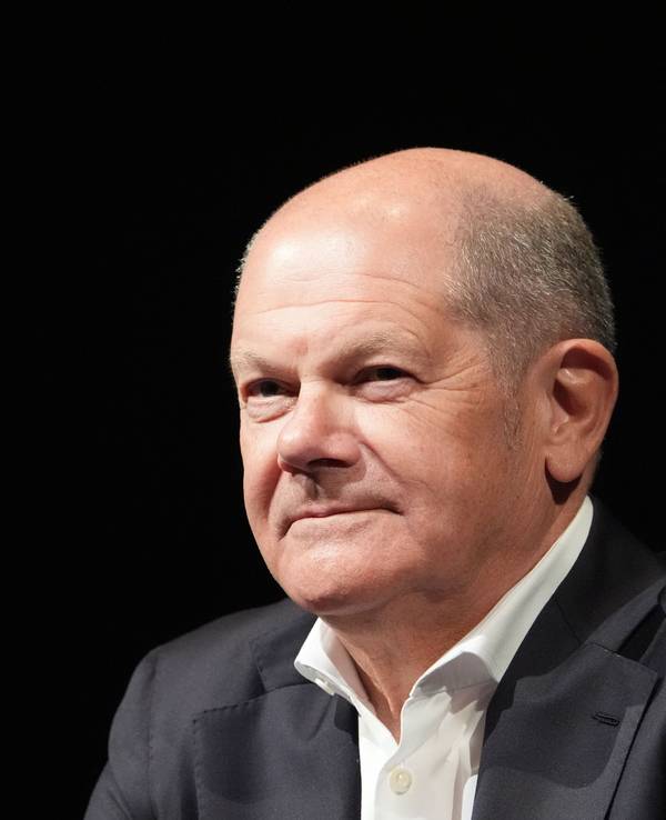 Alt-Bundeskanzler Olaf Scholz (SPD) sitzt während der Buchvorstellung des neuen Kermani-Romans «Sommer 24» auf der Bühne im Deutschen Schauspielhaus.