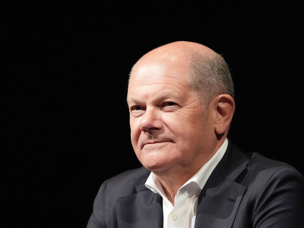 Alt-Bundeskanzler Olaf Scholz (SPD) sitzt während der Buchvorstellung des neuen Kermani-Romans «Sommer 24» auf der Bühne im Deutschen Schauspielhaus.
