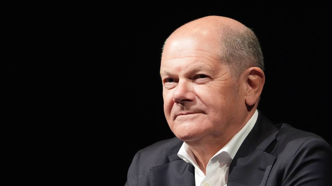 Alt-Bundeskanzler Olaf Scholz (SPD) sitzt während der Buchvorstellung des neuen Kermani-Romans «Sommer 24» auf der Bühne im Deutschen Schauspielhaus.