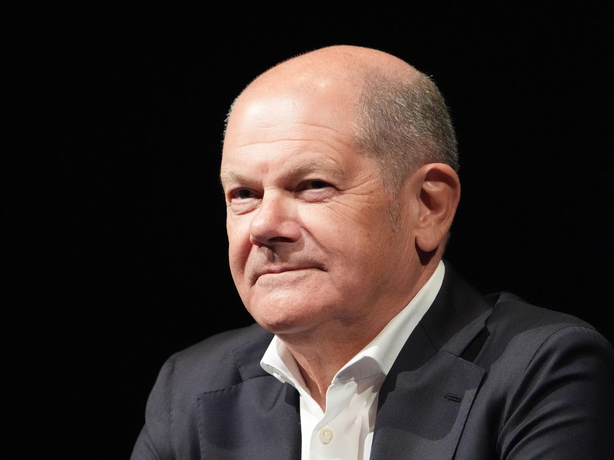 Alt-Bundeskanzler Olaf Scholz (SPD) sitzt während der Buchvorstellung des neuen Kermani-Romans «Sommer 24» auf der Bühne im Deutschen Schauspielhaus.