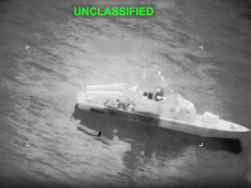 Der Screenshot zeigt eines der iranischen Schiffe, das von der US-Armee in der Straße von Hormus zerstört wurde.