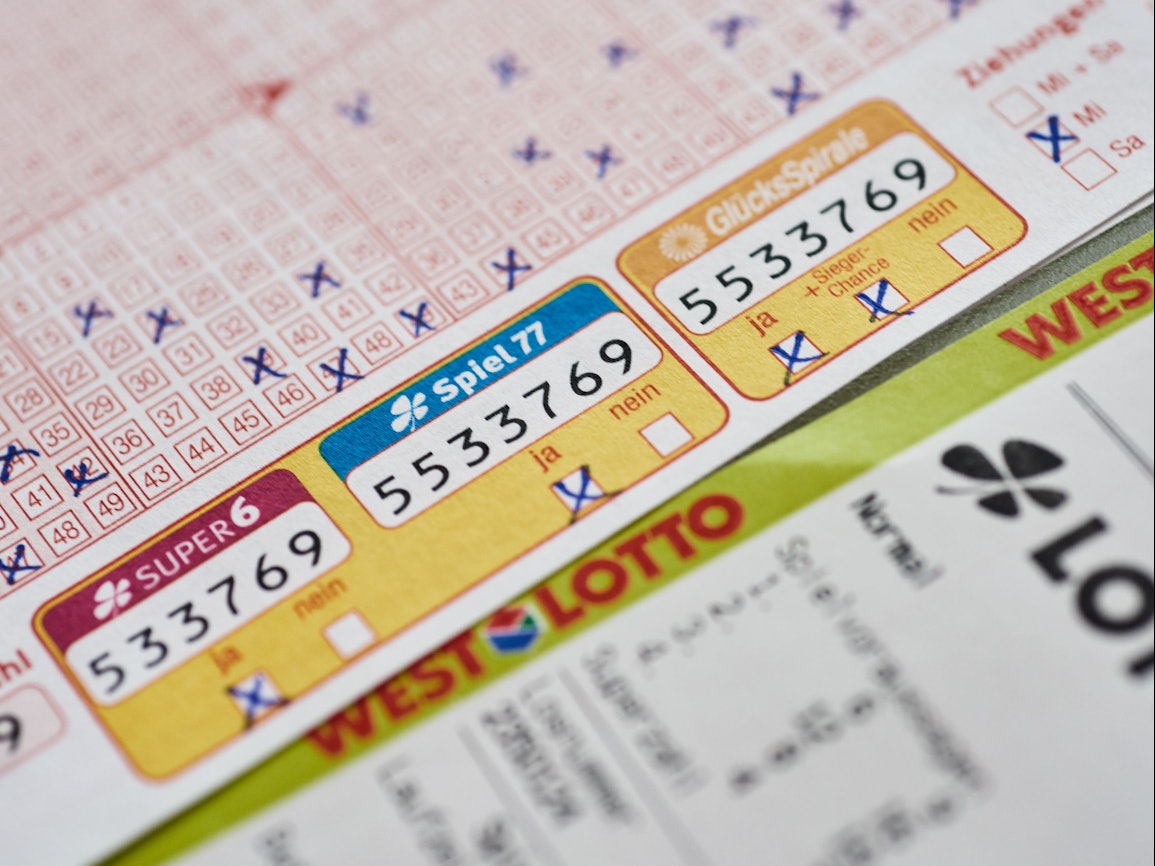 Spiel 77 ist eine Endziffernlotterie. Das heißt, stimmt die letzte Ziffer der Spielscheinnummer mit der Gewinnzahl überein, hat man bereits fünf Euro gewonnen. Das ist das Doppelte des Einsatzes je Ziehung (2,50 Euro).