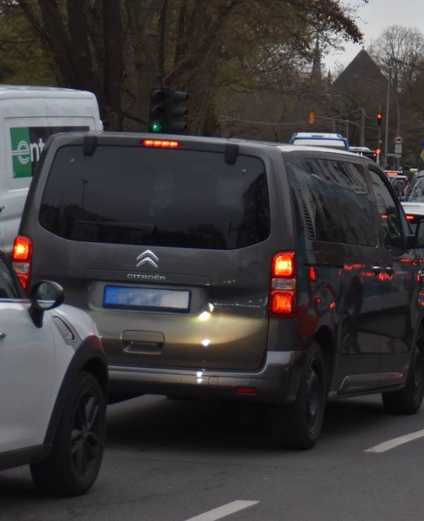Autos stehen auf der Bachemer Straße im Stau.