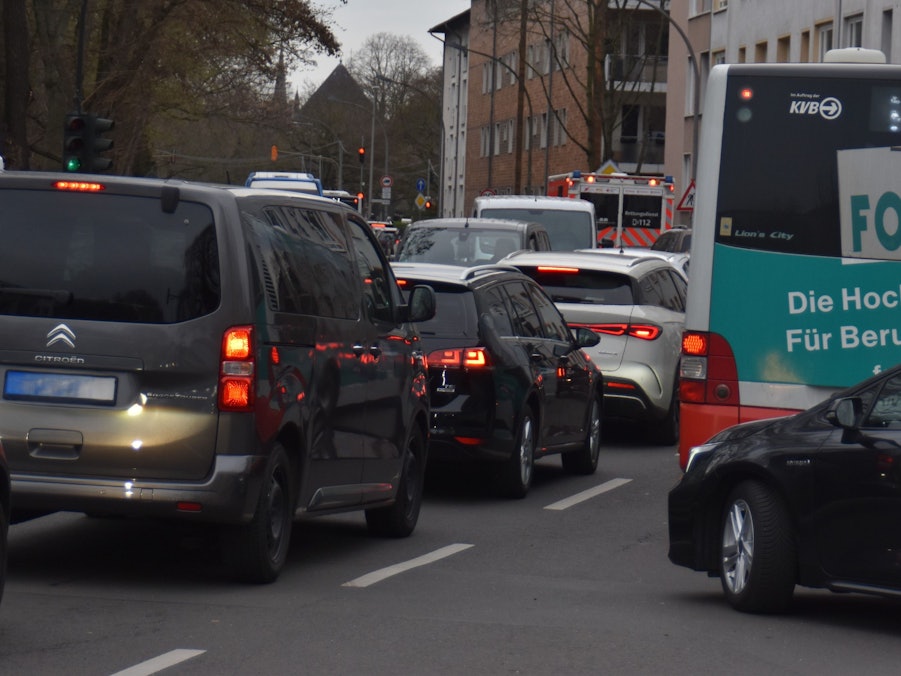 Stau in Köln-Lindenthal auf der Bachemer Straße.