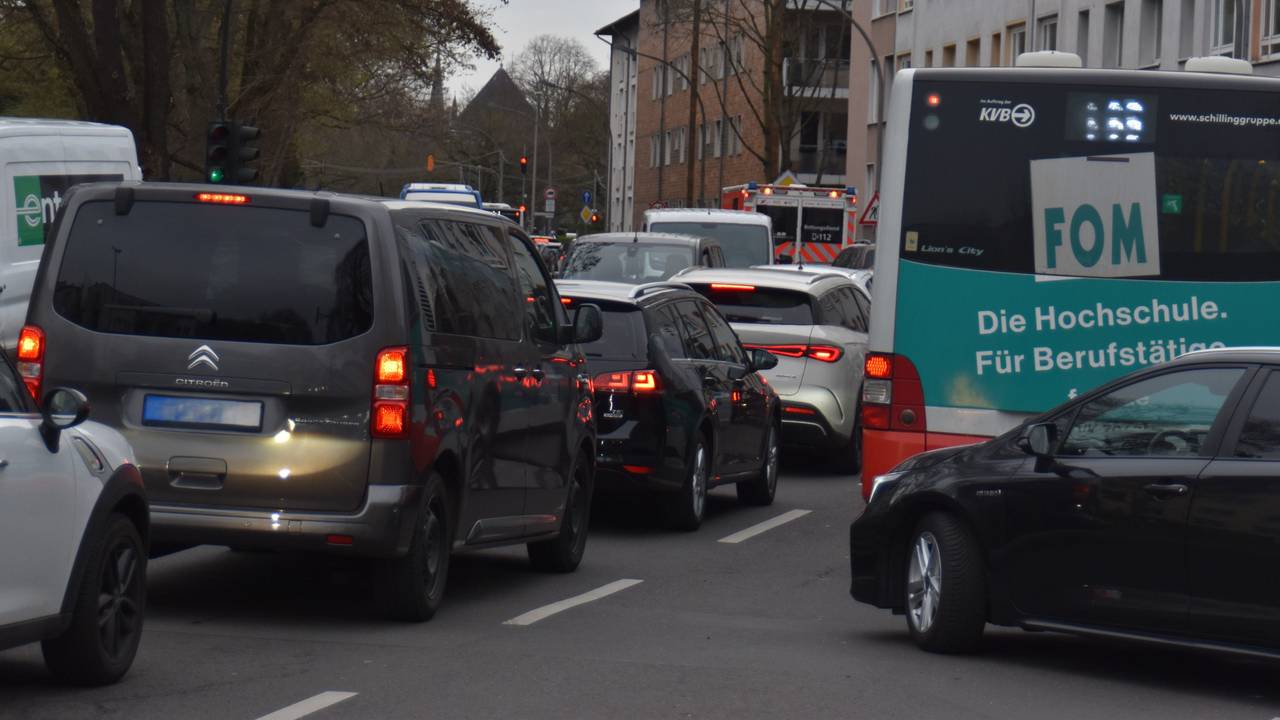 Autos stehen auf der Bachemer Straße im Stau.
