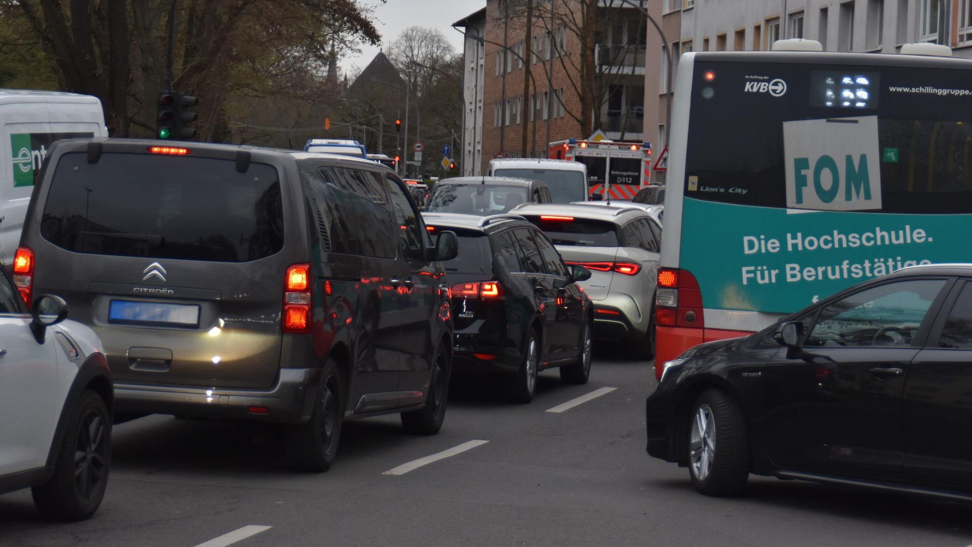 Autos und ein Bus stehen im Stau in Köln.