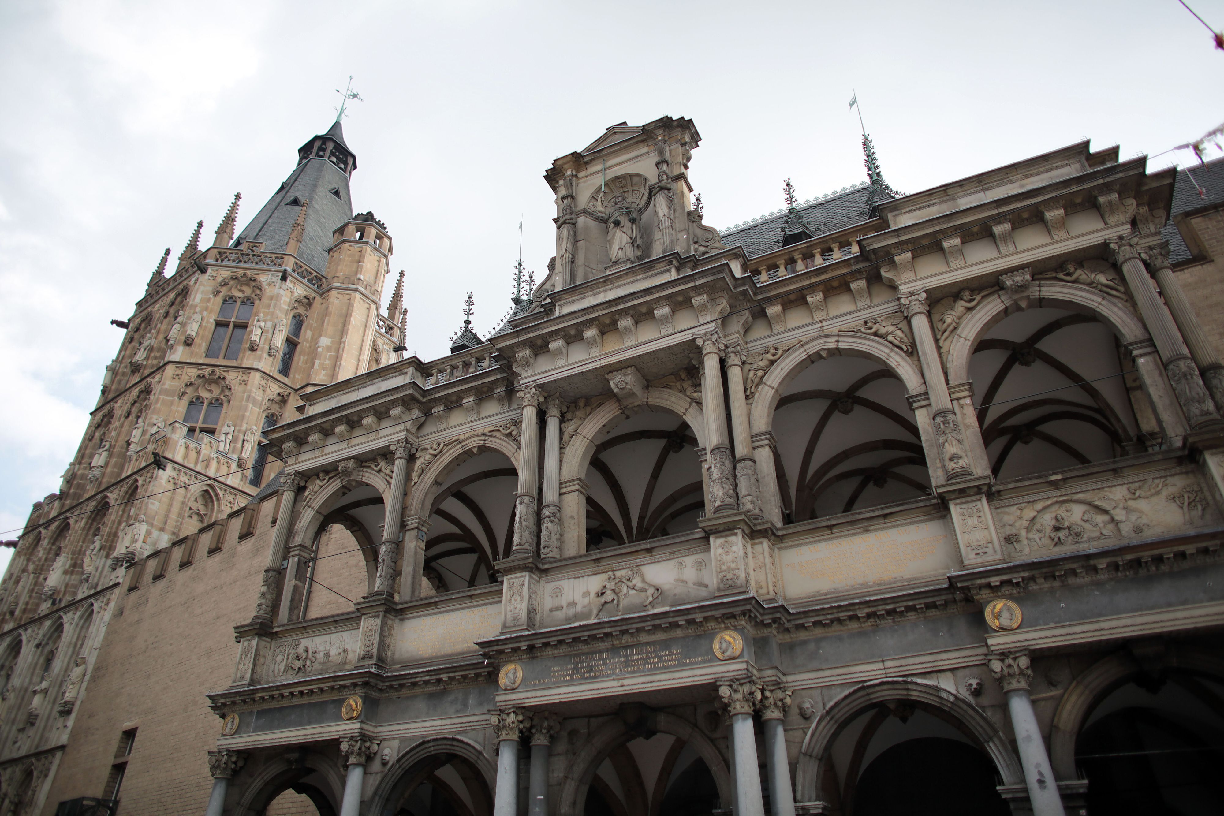 Das Kölner Rathaus: Recherchen der Redaktion haben eine Debatte um den Umgang der Kölner Ausländerbehörde mit einer Liste ausreisepflichtiger Personen ausgelöst (Symbolbild).