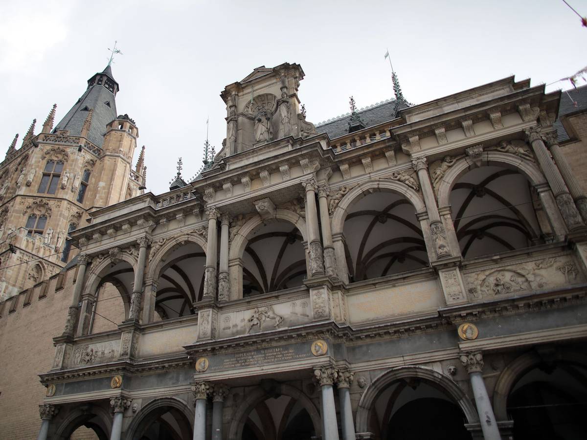 Das Kölner Rathaus: Recherchen der Redaktion haben eine Debatte um den Umgang der Kölner Ausländerbehörde mit einer Liste ausreisepflichtiger Personen ausgelöst (Symbolbild).