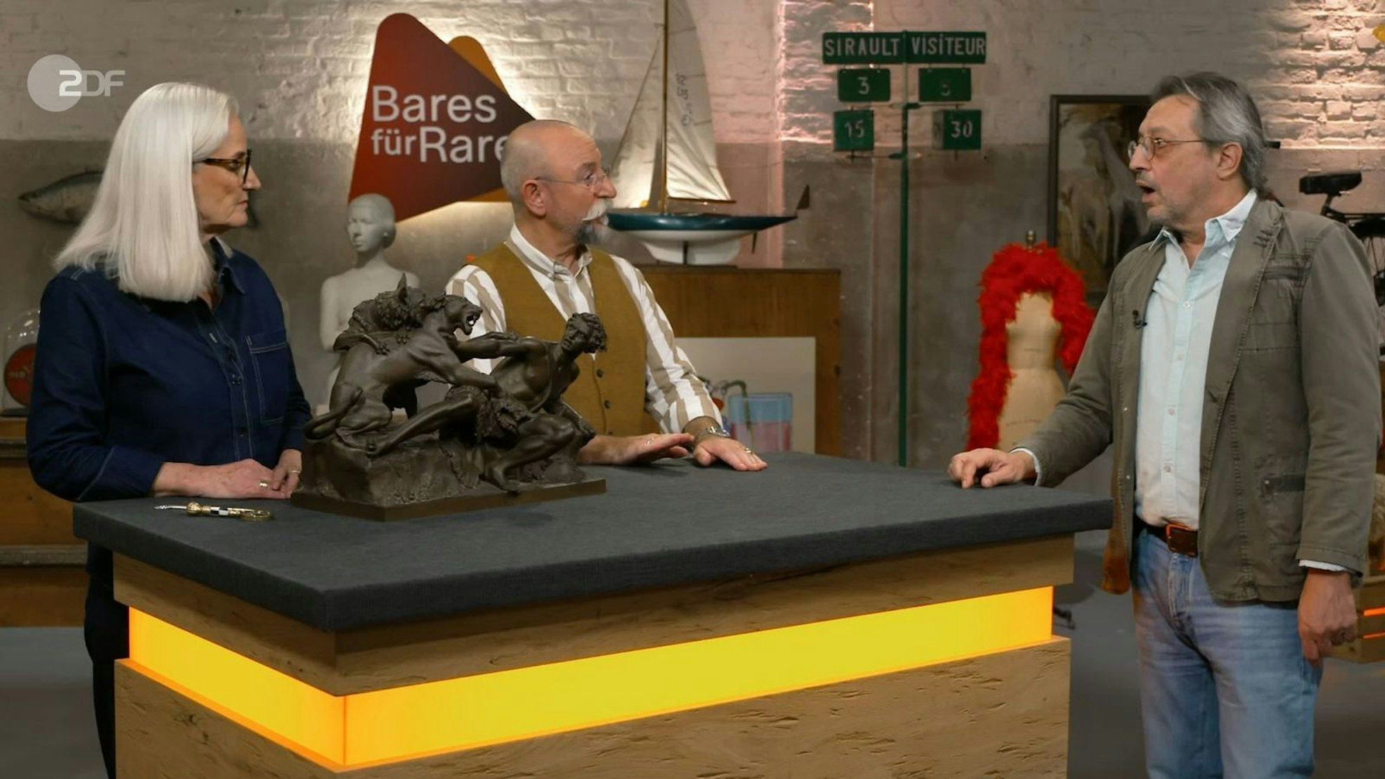 Der Verkäufer einer Bronzefigur kam mit bodenständigen Erwartungen zu „Bares für Rares“. Als er dann von der Expertin den wahren Wert seiner Rarität erfuhr, fehlten ihm die Worte ...
(Bild: ZDF)