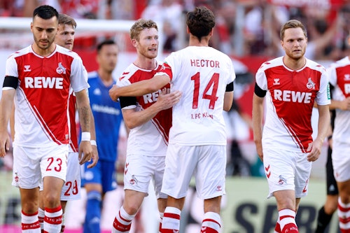 Kainz umarmt Hector.