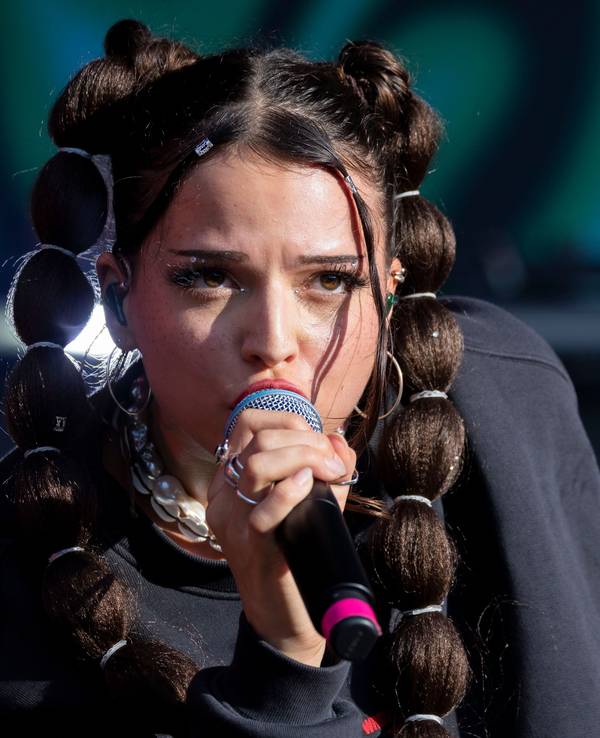Sängerin Nina Chuba beim Musikfestival Juicy Beats 2023.