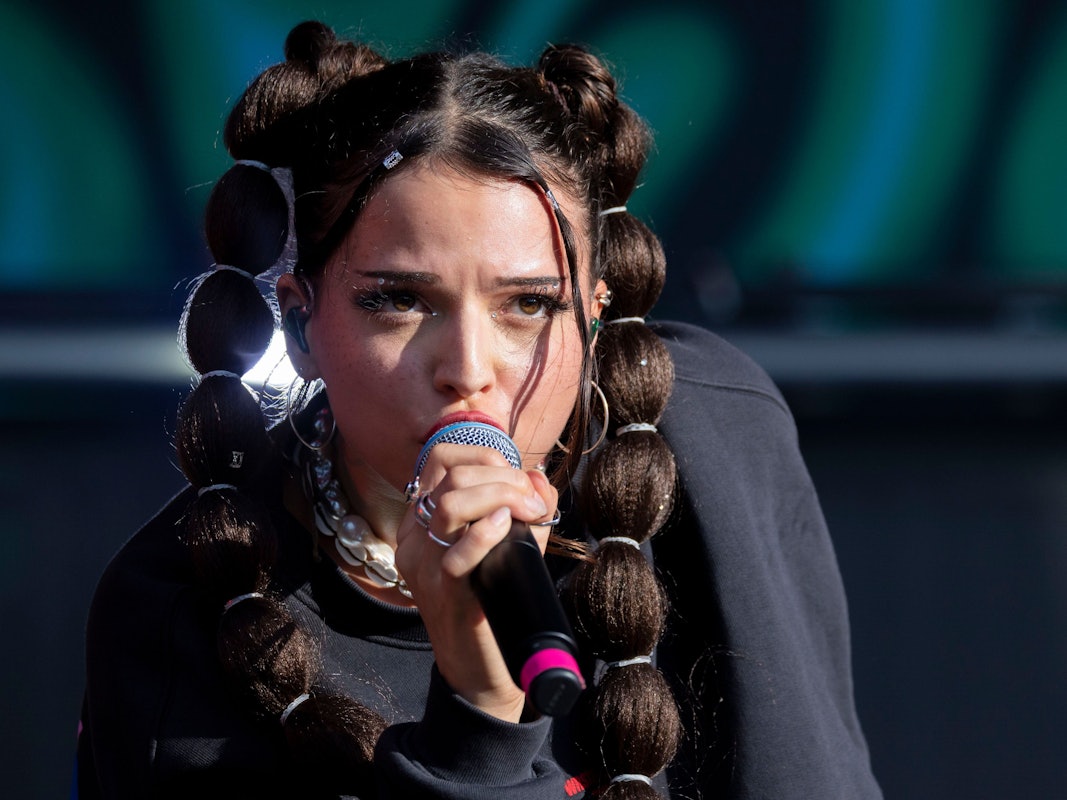 Sängerin Nina Chuba beim Musikfestival Juicy Beats 2023.