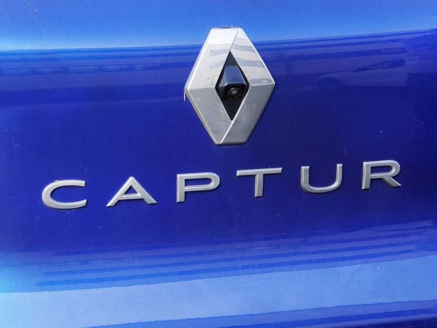 Blaues Fahrzeug mit silbernen Elementen