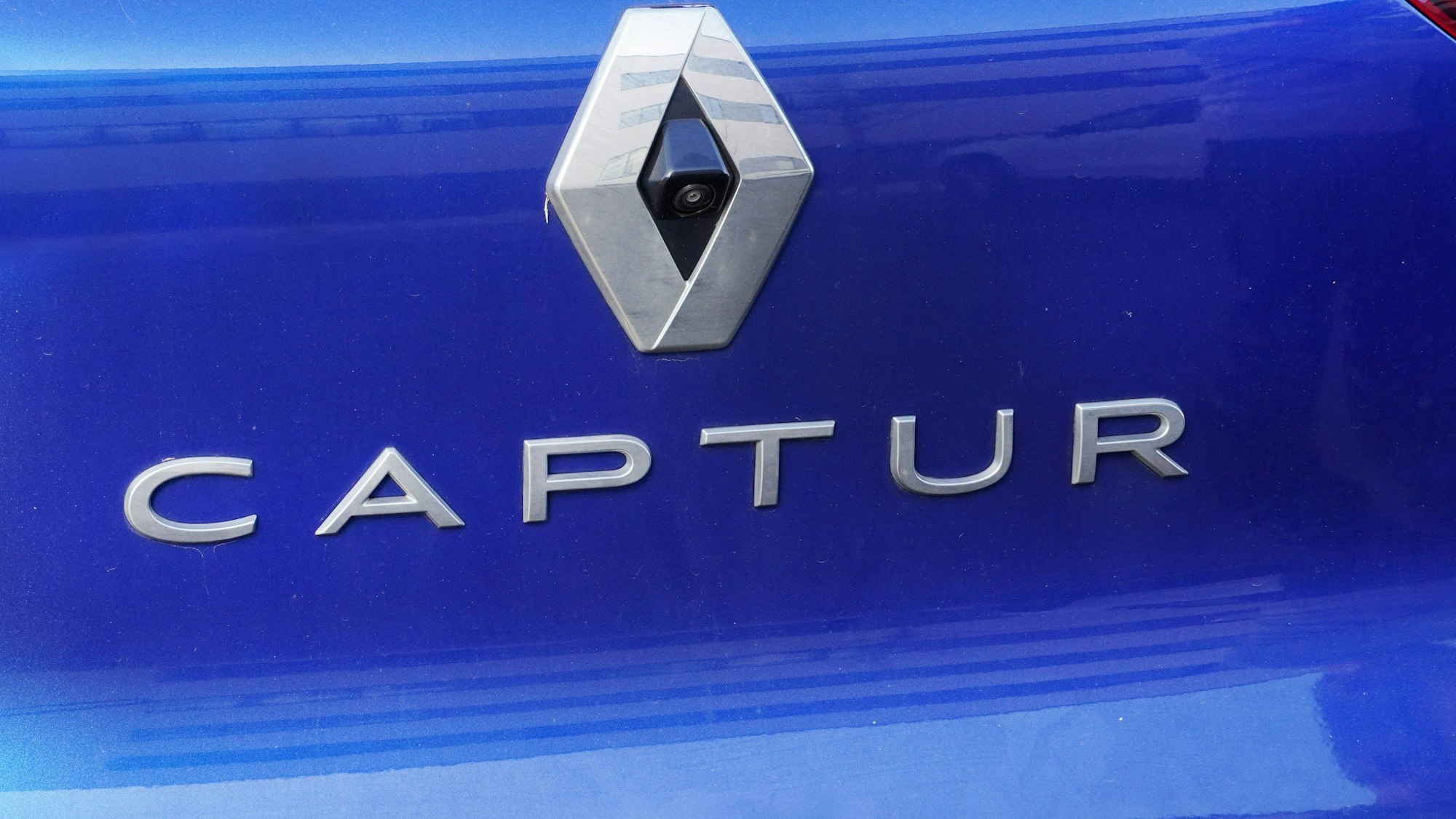 Blaues Fahrzeug mit silbernen Elementen