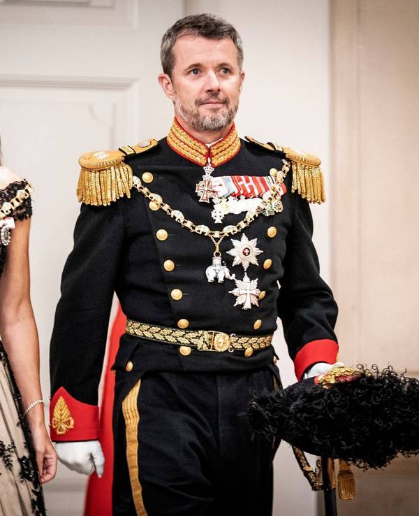 König Frederik X. und Königin Mary gehen nebeneinander.