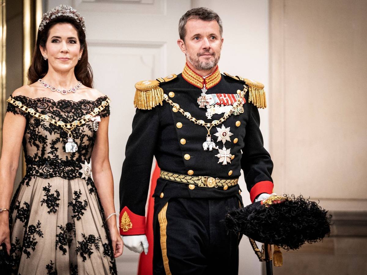 König Frederik X. und Königin Mary gehen nebeneinander.