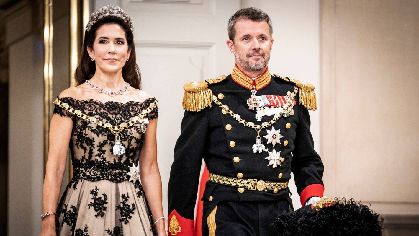 König Frederik X. und Königin Mary gehen nebeneinander.