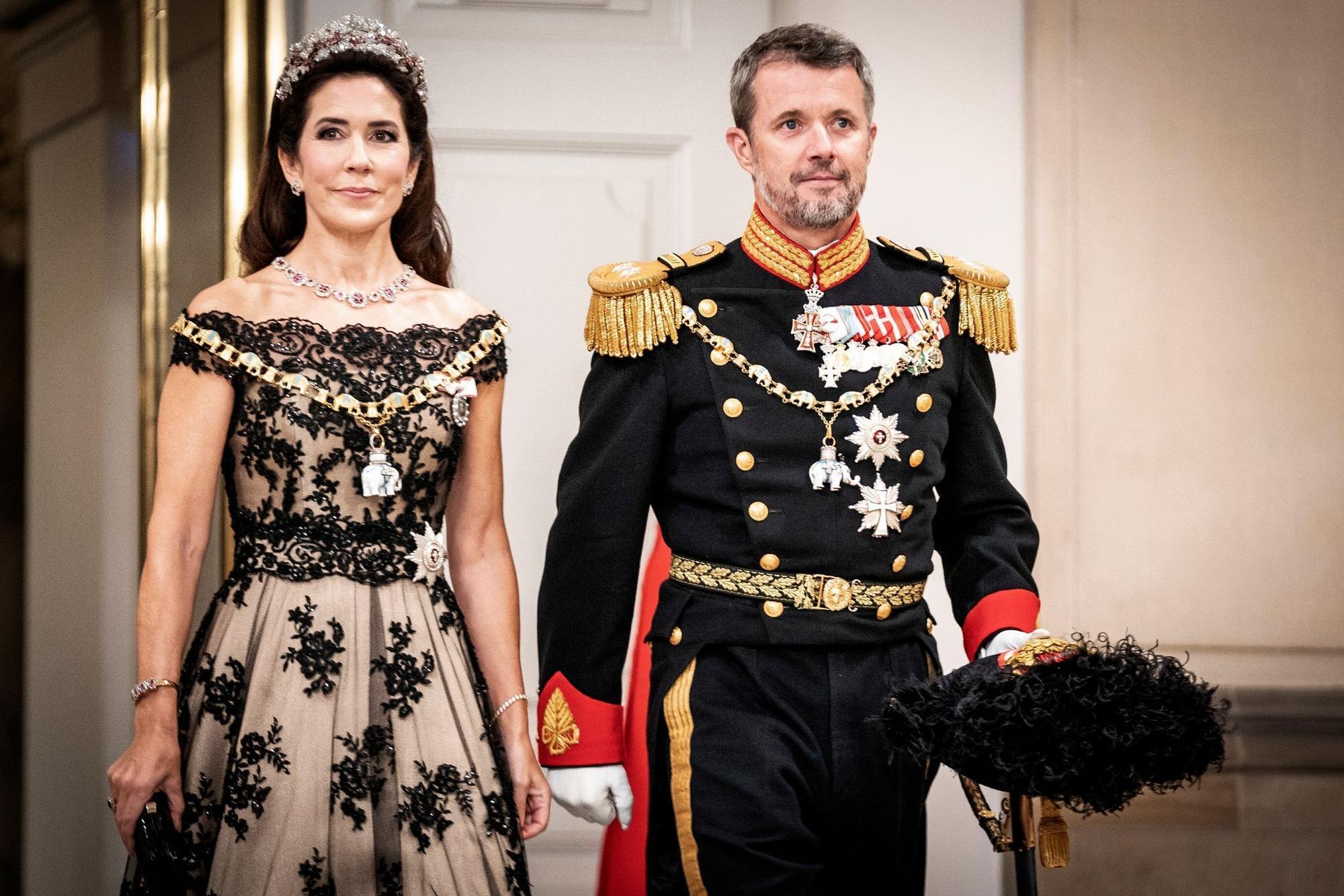 König Frederik X. und Königin Mary gehen nebeneinander.