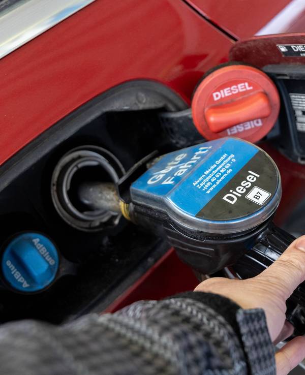 Mann tankt sein Auto mit Diesel