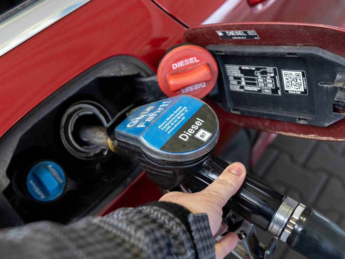 Mann tankt sein Auto mit Diesel