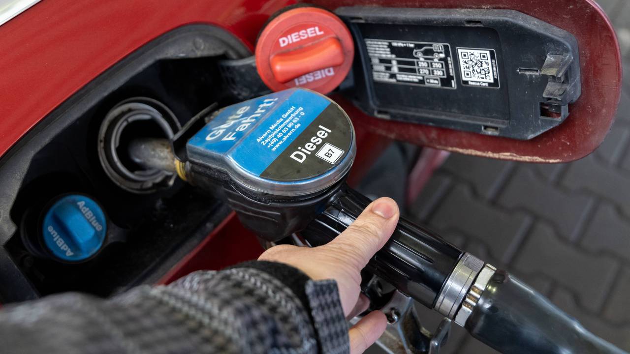 Mann tankt sein Auto mit Diesel