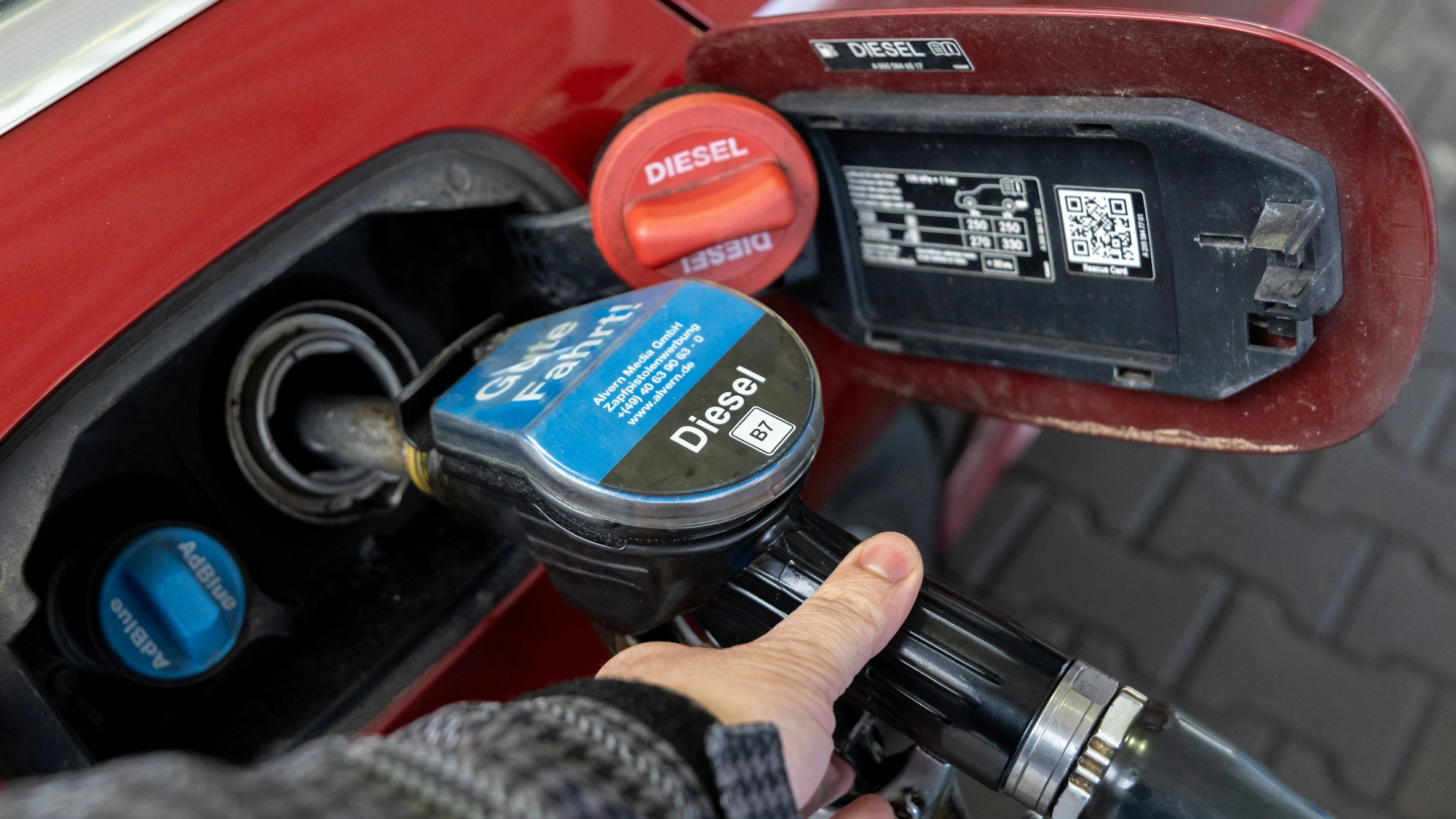 Mann tankt sein Auto mit Diesel