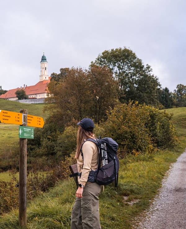 Blick auf Kloster Reutberg im Tölzer Land
