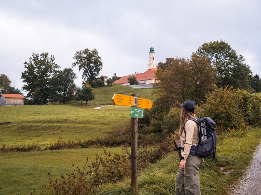 Blick auf Kloster Reutberg im Tölzer Land
