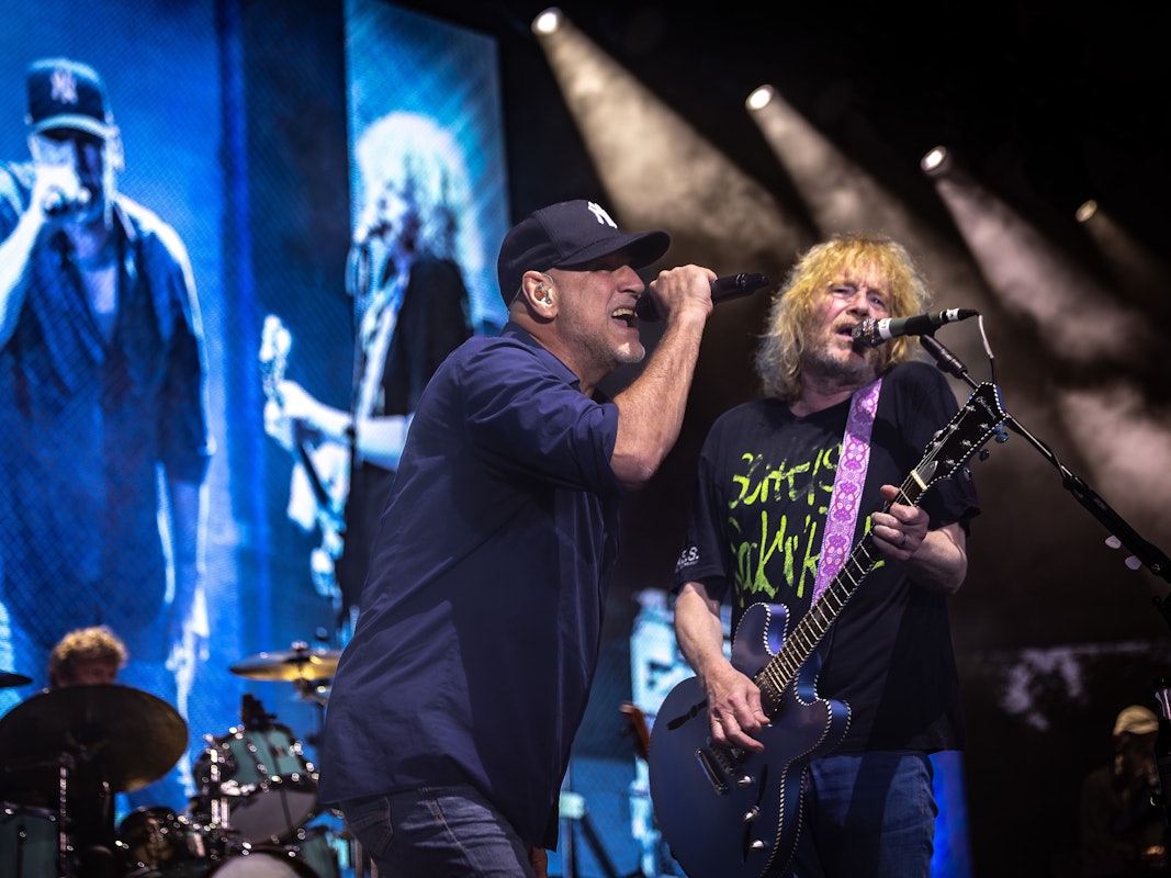 Fury in the Slaughterhouse stehen beim Konzert auf der Bühne.