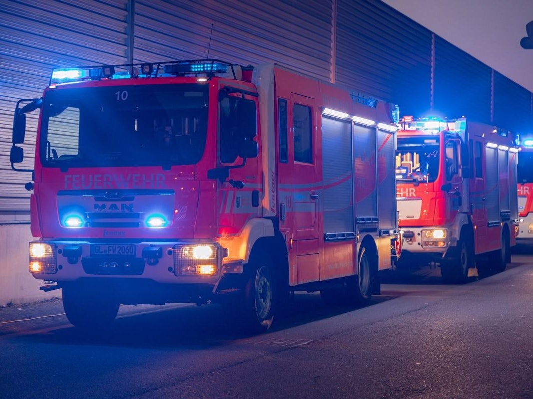 Ein Fahrzeug der Feuerwehr Bergisch Gladbach im Einsatz. (Symbolbild)