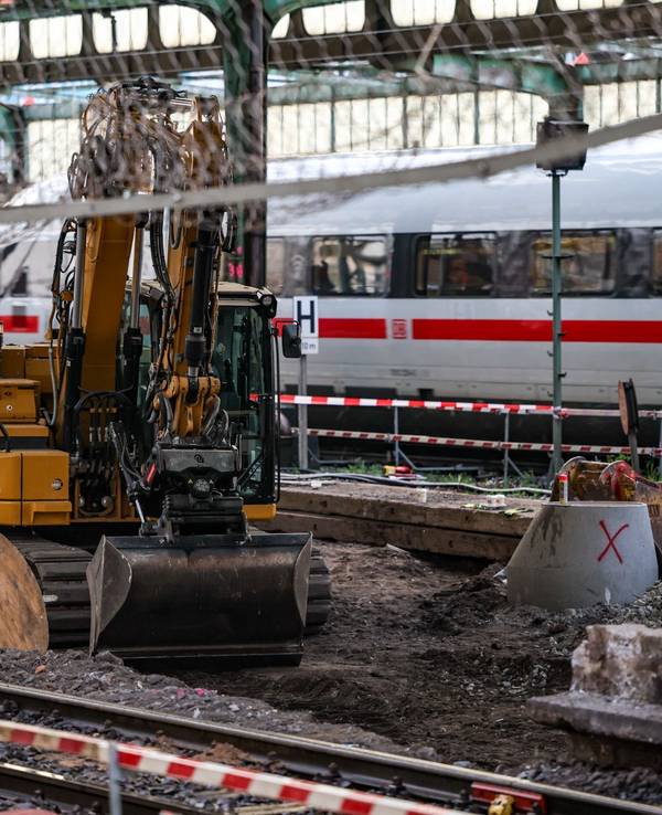Ein ICE durchfährt den Hauptbahnhof neben der Fundstelle. Im Duisburger Hauptbahnhof wurde eine Bombe aus dem Zweiten Weltkrieg gefunden und kontrolliert gesprengt.