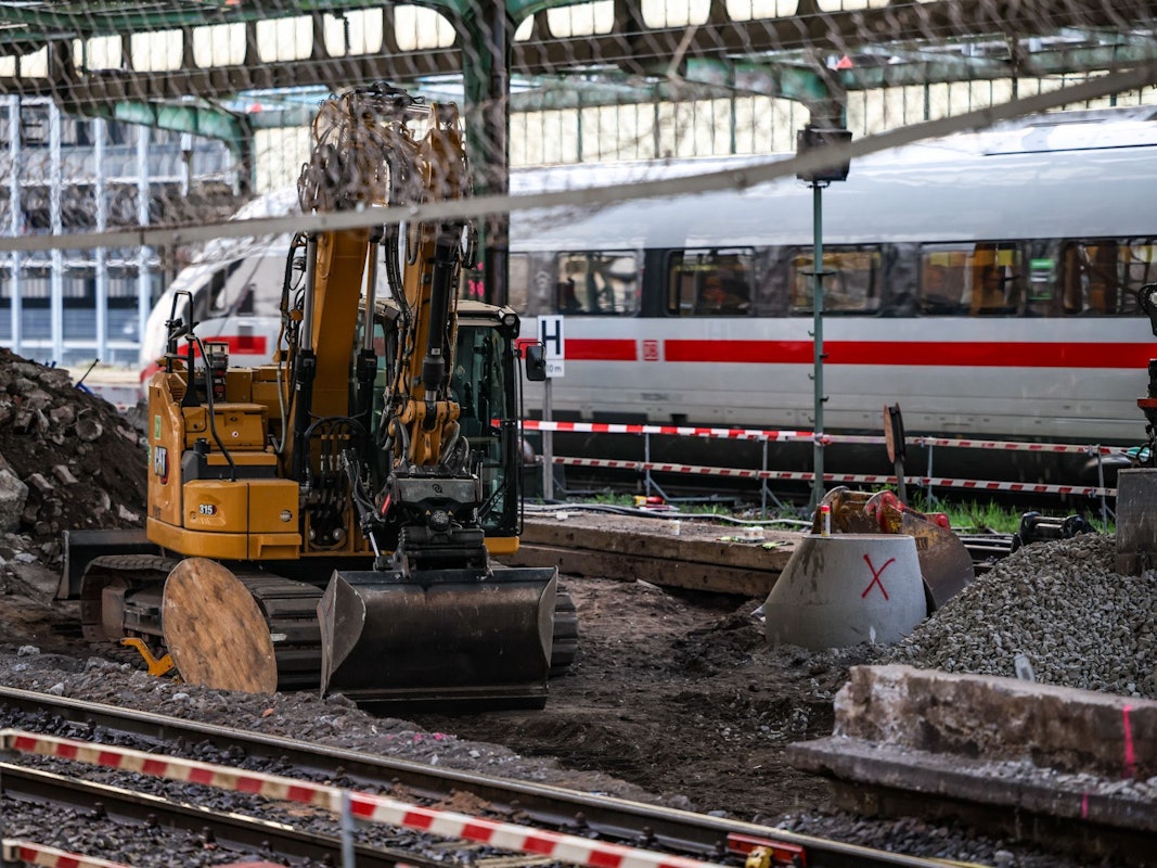 Ein ICE durchfährt den Hauptbahnhof neben der Fundstelle. Im Duisburger Hauptbahnhof wurde eine Bombe aus dem Zweiten Weltkrieg gefunden und kontrolliert gesprengt.