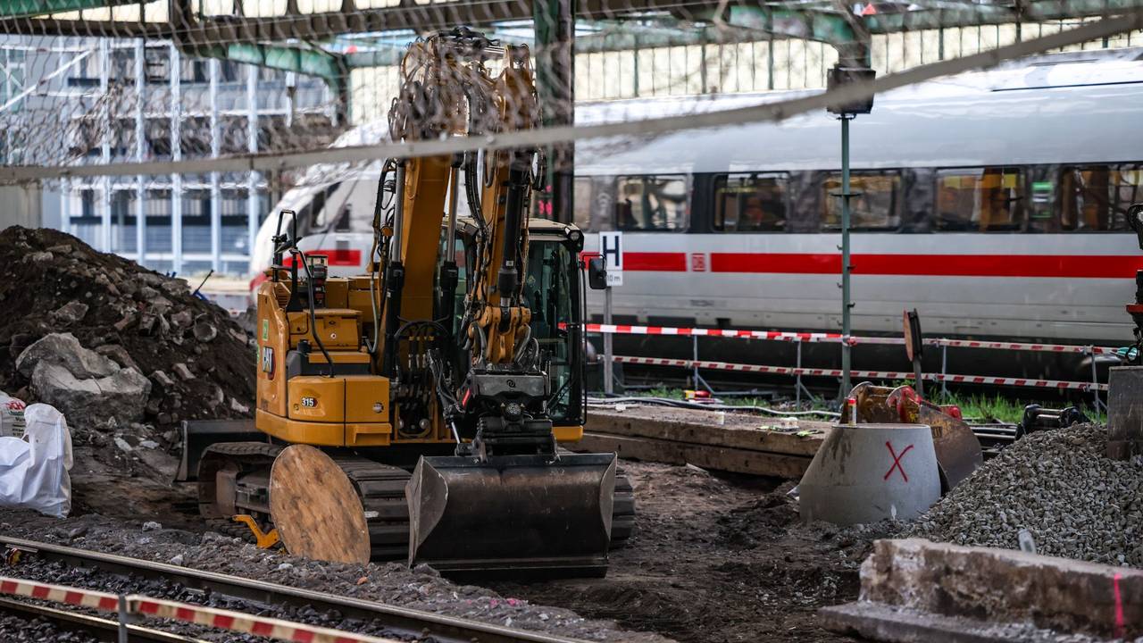 Ein ICE durchfährt den Hauptbahnhof neben der Fundstelle. Im Duisburger Hauptbahnhof wurde eine Bombe aus dem Zweiten Weltkrieg gefunden und kontrolliert gesprengt.