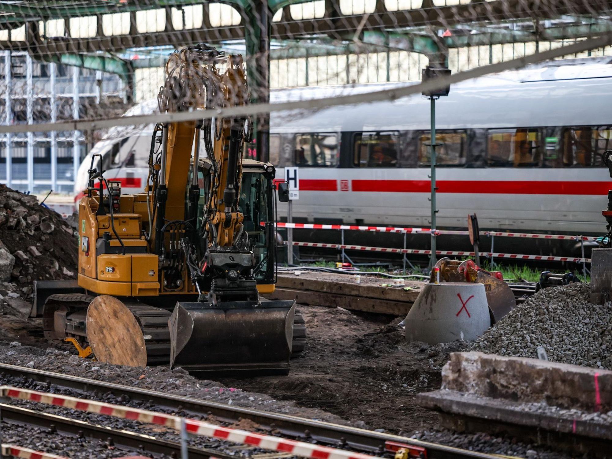 Ein ICE durchfährt den Hauptbahnhof neben der Fundstelle. Im Duisburger Hauptbahnhof wurde eine Bombe aus dem Zweiten Weltkrieg gefunden und kontrolliert gesprengt.
