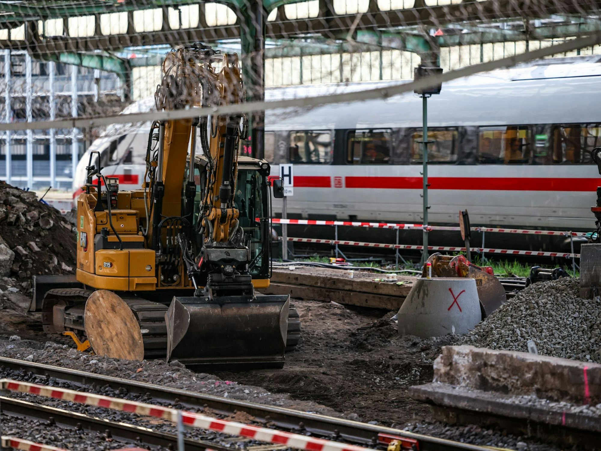 Ein ICE durchfährt den Hauptbahnhof neben der Fundstelle. Im Duisburger Hauptbahnhof wurde eine Bombe aus dem Zweiten Weltkrieg gefunden und kontrolliert gesprengt.