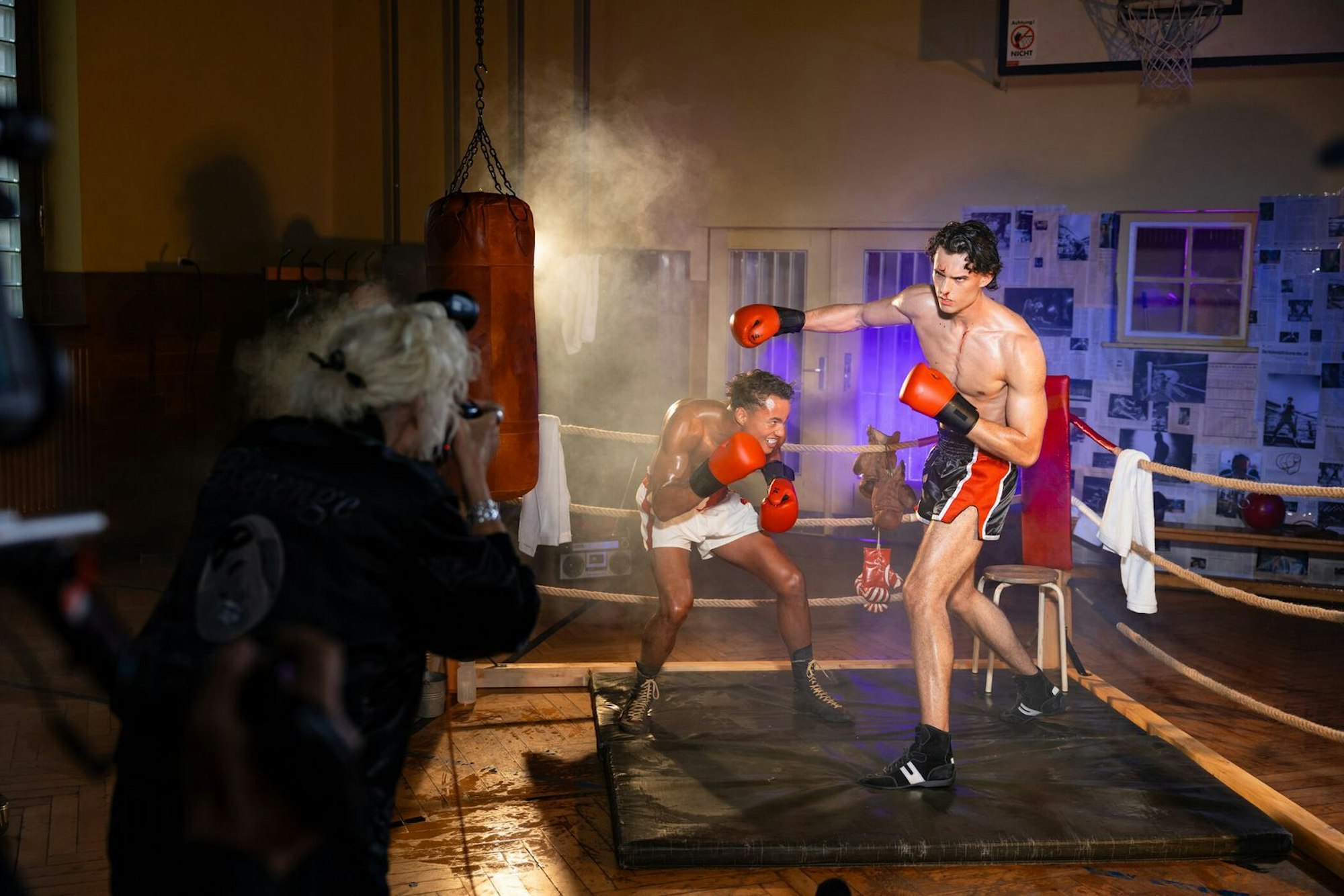 Beim Boxen gegen Benjamin (links) kann sich Adrian noch durchsetzen. Am Ende fliegen jedoch beide raus. (Bild: ProSieben/Daniel Graf)