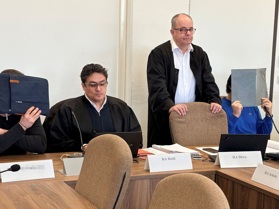 Der Angeklagte links (mit Verteidiger Frank Hatlé) gilt als Initiator, der Beschuldigte rechts (mit Verteidiger Michael Diwo) soll den Angriff gestartet haben.