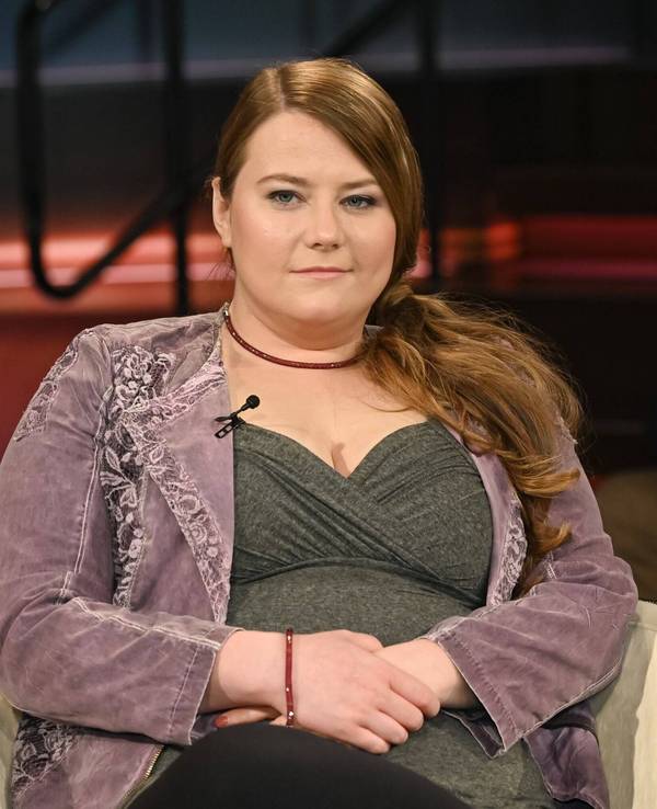 Natascha Kampusch in Talkshow sitzend
