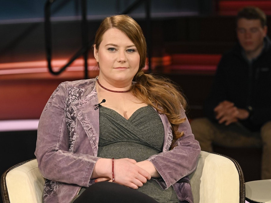 Natascha Kampusch in Talkshow sitzend