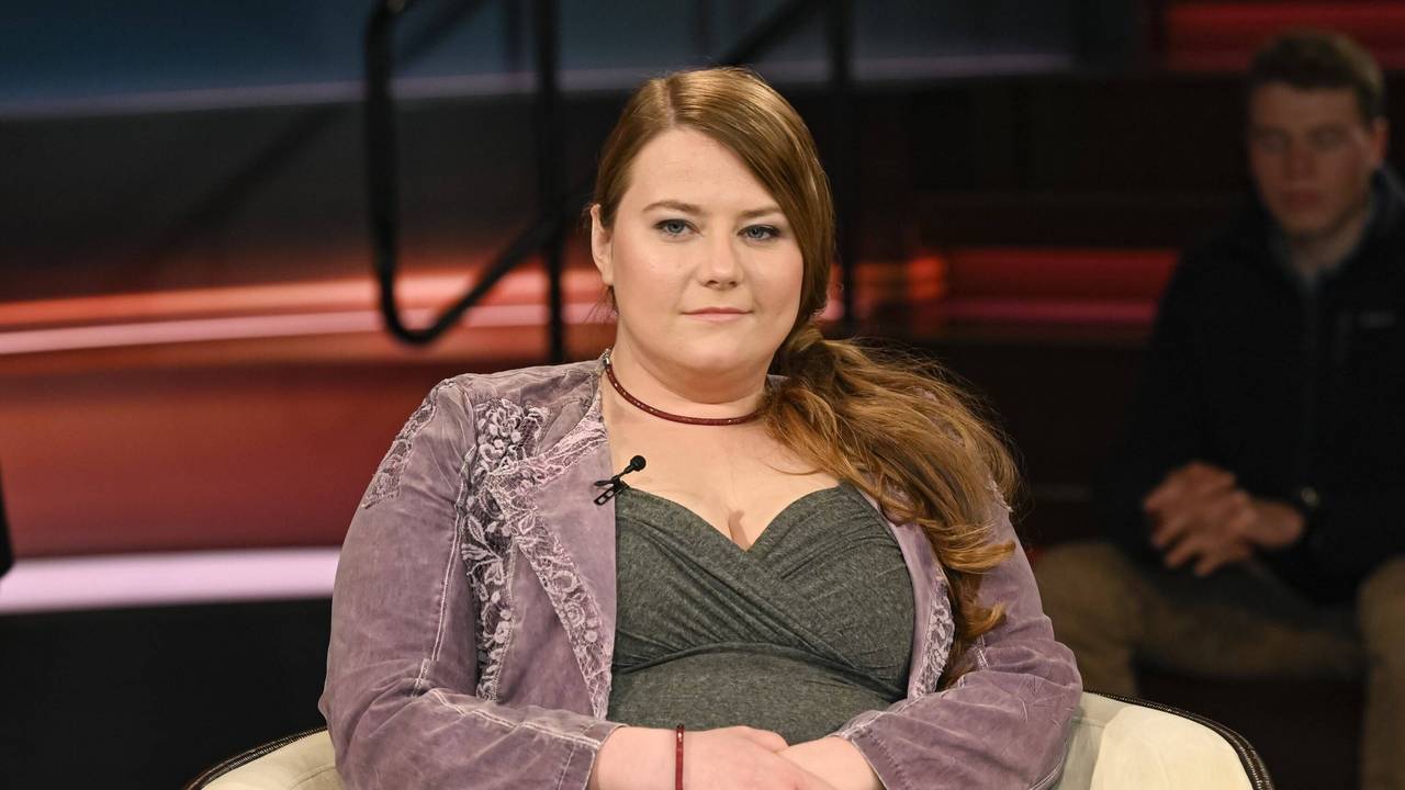 Natascha Kampusch in Talkshow sitzend