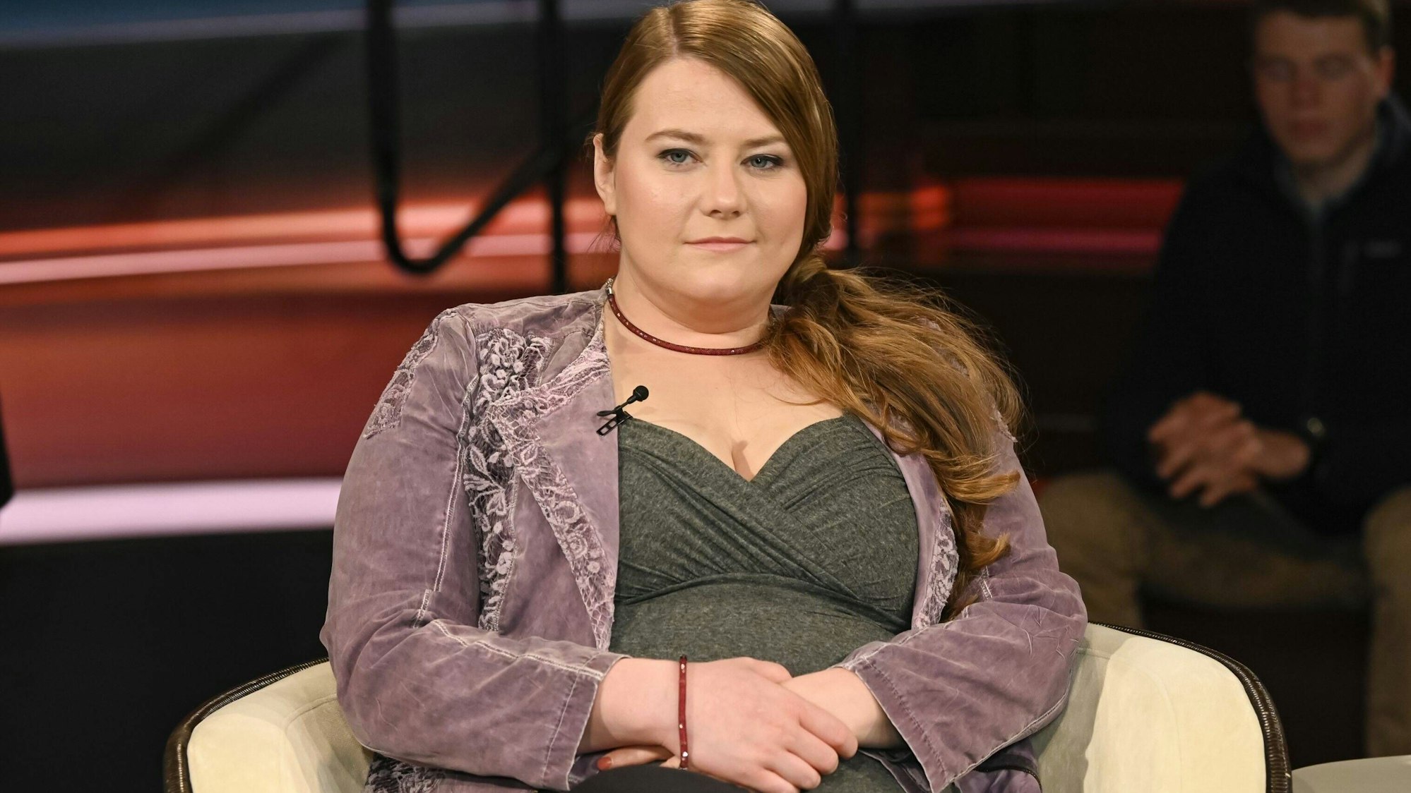 Natascha Kampusch in Talkshow sitzend