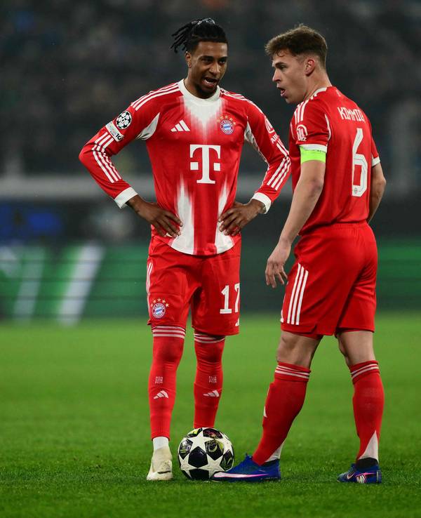 Michael Olise (l.) und Joshua Kimmich besprechen sich vor einem Freistoß.