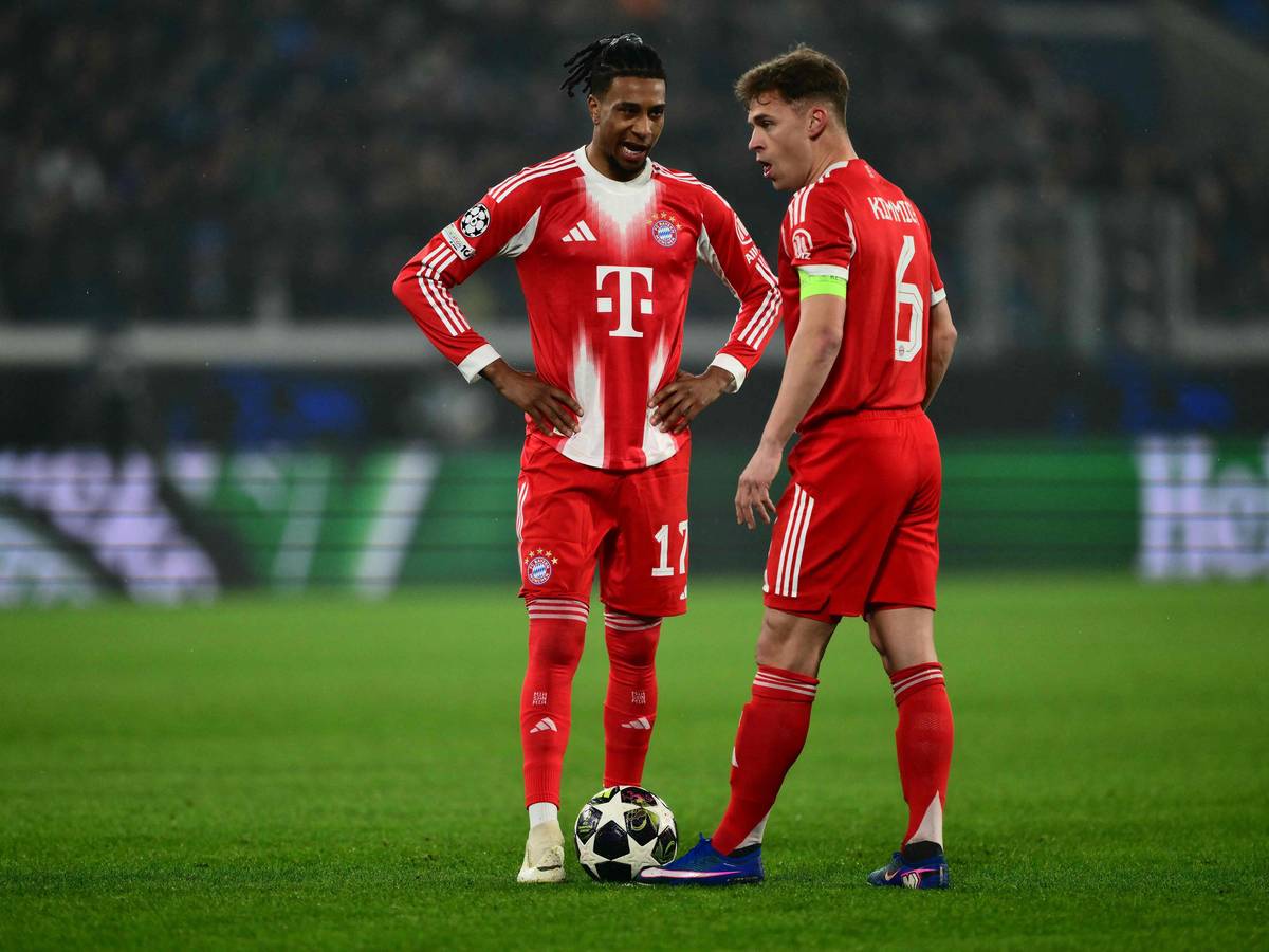 Michael Olise (l.) und Joshua Kimmich besprechen sich vor einem Freistoß.