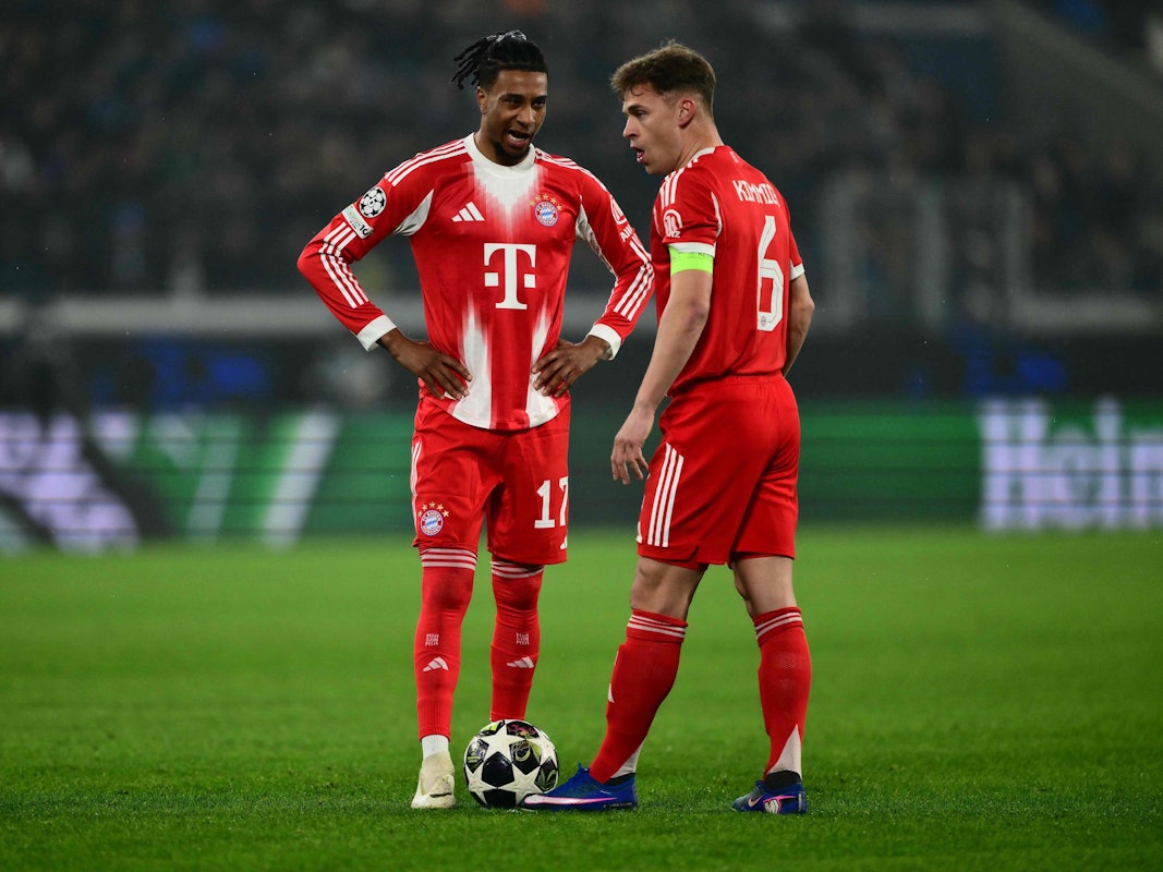 Michael Olise (l.) und Joshua Kimmich besprechen sich vor einem Freistoß.