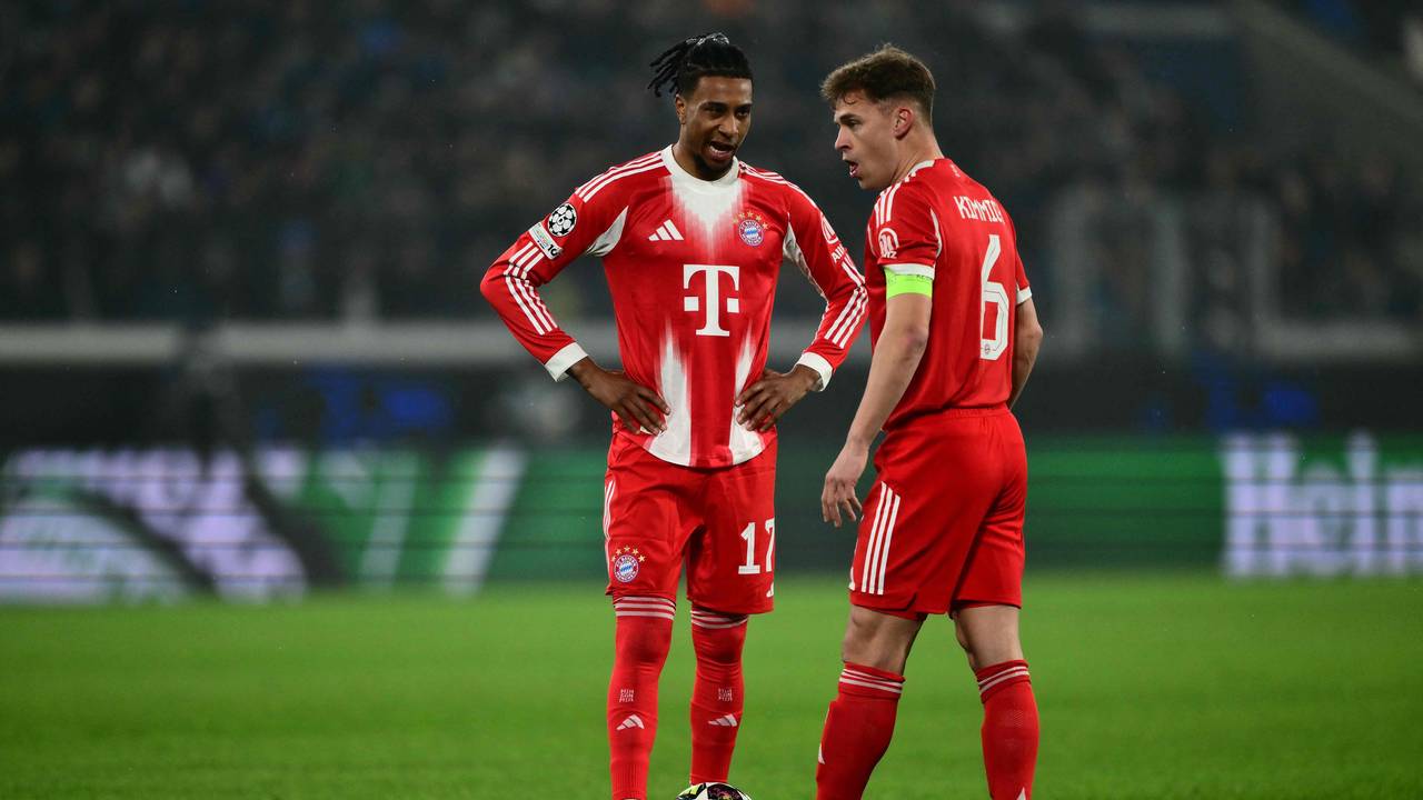 Michael Olise (l.) und Joshua Kimmich besprechen sich vor einem Freistoß.