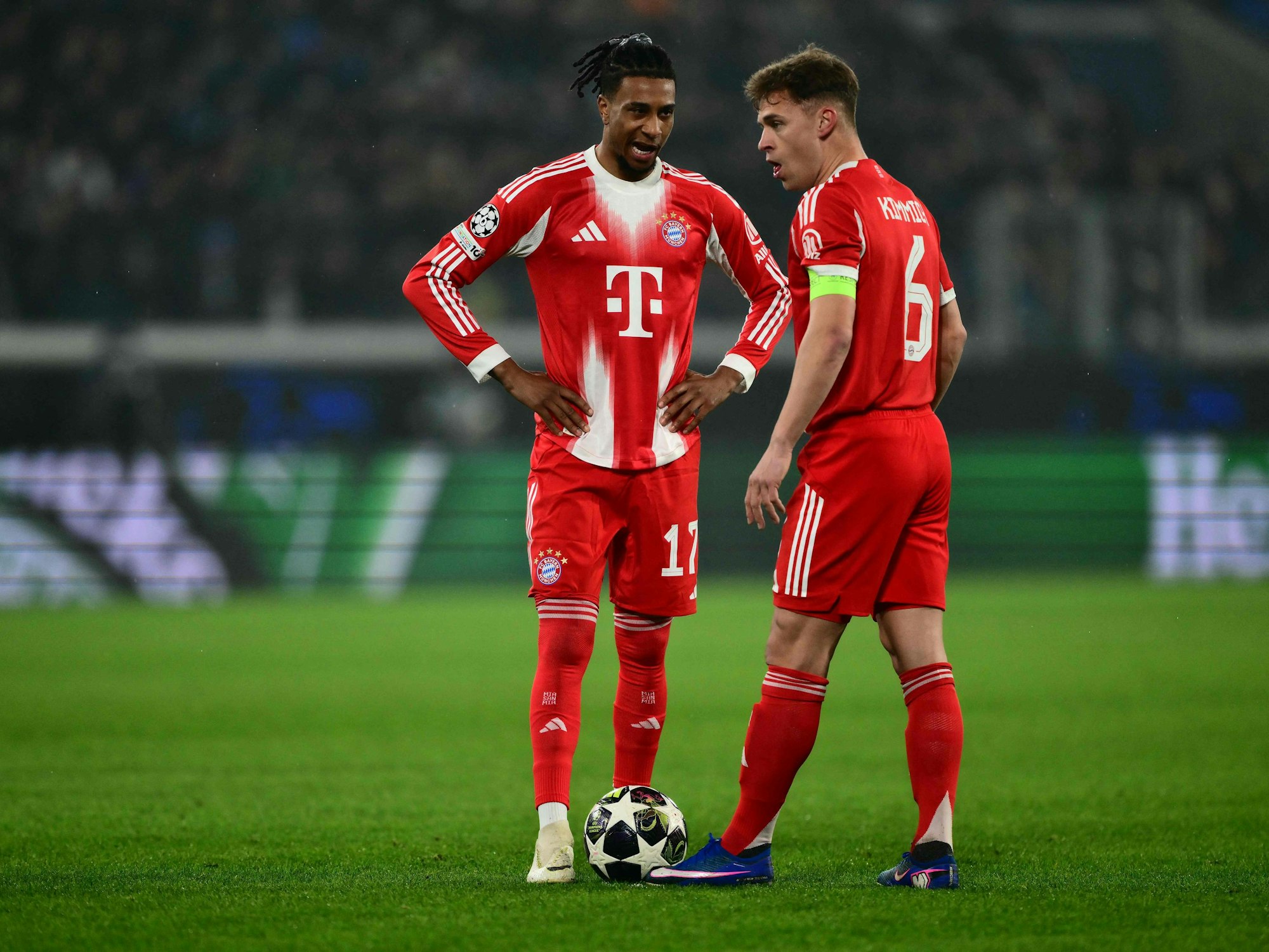 Michael Olise (l.) und Joshua Kimmich besprechen sich vor einem Freistoß.