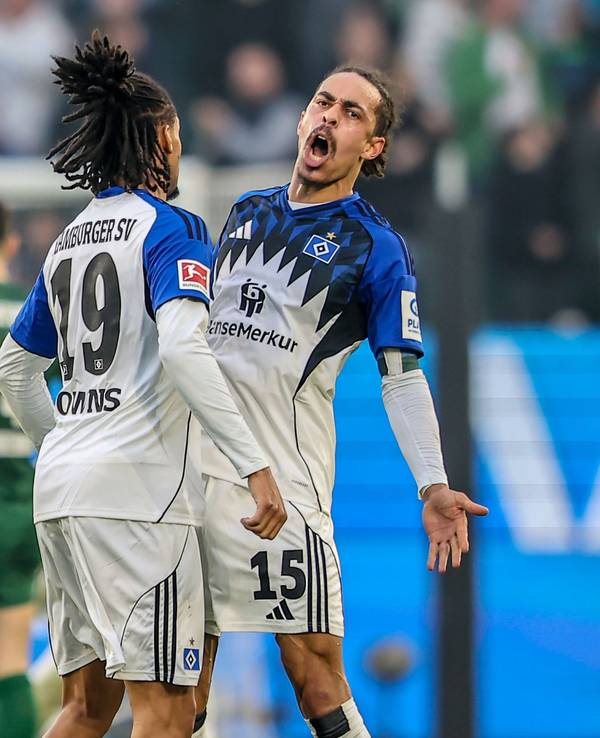 Damion Downs (2. v. r., Hamburger SV) und Yussuf Poulsen (r., Hamburger SV) jubeln über den Sieg beim VfL Wolfsburg.