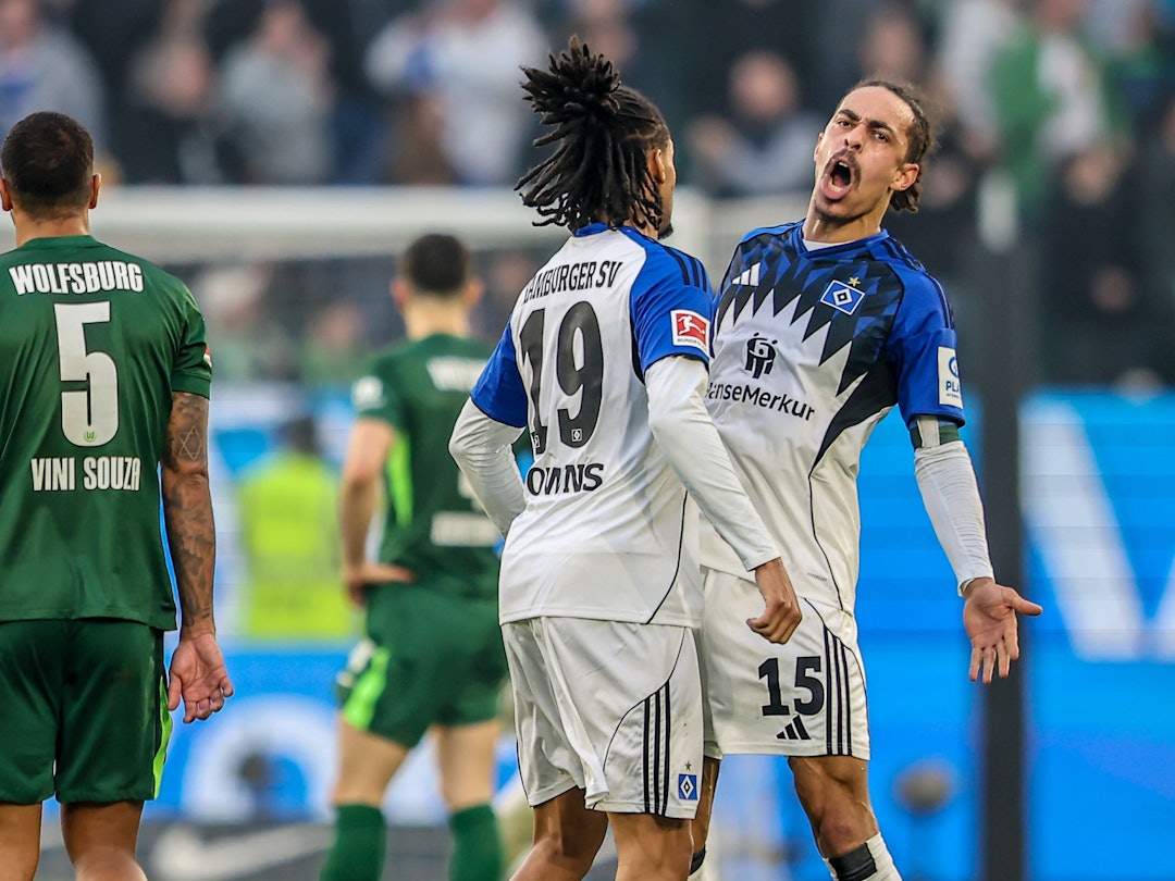 Damion Downs (2. v. r., Hamburger SV) und Yussuf Poulsen (r., Hamburger SV) jubeln über den Sieg beim VfL Wolfsburg.