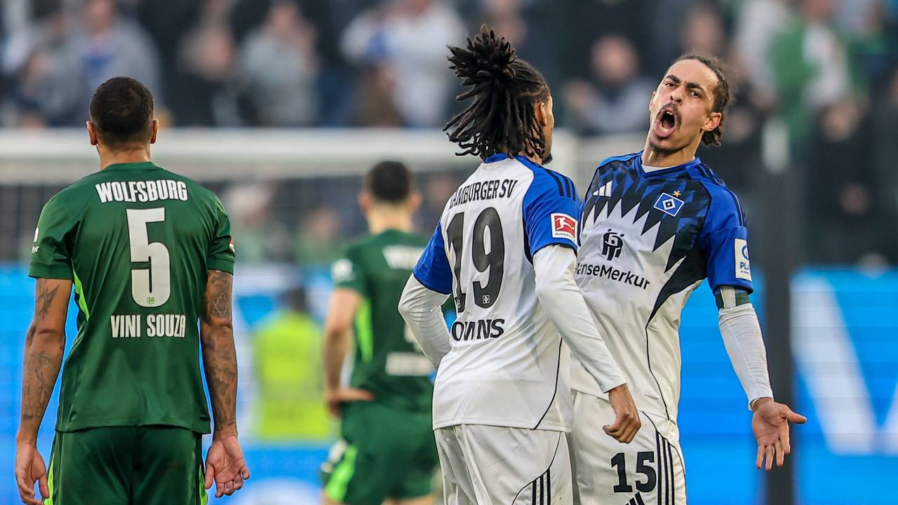 Damion Downs (2. v. r., Hamburger SV) und Yussuf Poulsen (r., Hamburger SV) jubeln über den Sieg beim VfL Wolfsburg.