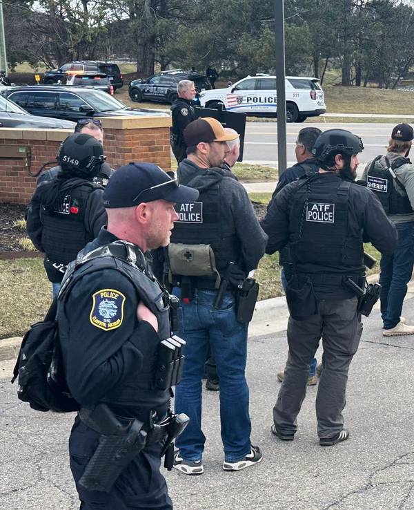 Berichte: Auto fährt in Synagoge in Michigan